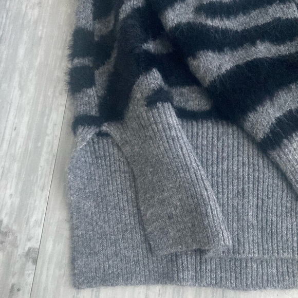 Oversized Zebra Print Sweater - Picture 2 of 3